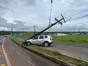 Motorista perde controle de carro e bate em poste em Santarém