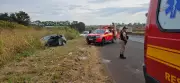 Motorista se assusta com mureta e bate em bitrem na BR-050 em Uberlândia