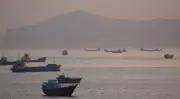 Mísseis iranianos atingem navio de guerra dos EUA no Estreito de Ormuz