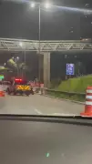 Mulher morre ao bater em mureta após tentativa de assalto na Marginal Pinheiros