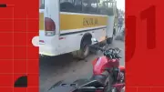 Mulher morre e piloto de moto fica sob ônibus após acidente em Vila Velha