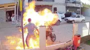 Mulher morre queimada ao tentar impedir filho de atear fogo em moto no ES
