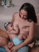 Mulher que perdeu mama em câncer faz ensaio amamentando filha em RO
