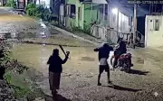 Mulher reage a assalto com sombrinha e afasta criminosos no Amazonas
