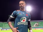 Na estreia do goleiro Bruno, Vasco-AC homenageia jogadores presos por estupro