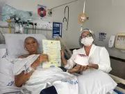 Paciente com câncer se casa em leito de hospital em Manaus