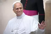 Papa Leão 14: estilo contrasta com Francisco e resgata tradições papais
