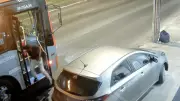 Passageiro desce de ônibus, pega celular e volta ao coletivo no DF