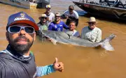 Pescador fisga piraíba de 2,5 metros no Rio Araguaia, em Goiás
