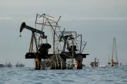 Petróleo mantém alta com guerra entre EUA e Irã; Brent vai a US$ 112