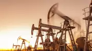 Petróleo oscila com tensão entre EUA e Irã; Brent chega a US$ 112