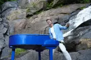 Pianista faz show em cachoeira de 84 m no Ceará após logística de 1 ano