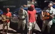 PM canta com abordado em Porangatu e vídeo viraliza: 'A dupla tem talento'