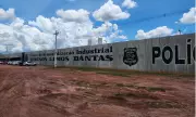 Policial penal presa ao tentar entrar com drogas e celulares em penitenciária de MT