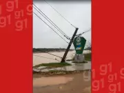 Poste cai no Rio Juruá após deslizamento de terra em Rodrigues Alves, AC