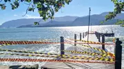 Ressaca no mar danifica Píer do Portinho em Ilhabela e interdita acesso