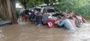 Rio transborda e inunda cemitério e casas em Juarez Távora (PB)