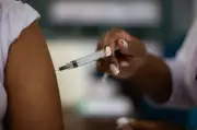 Rio vacina idosos 70+ e gestantes contra Covid com dose atualizada LP8.1