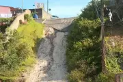 Rua inclinada como 'paredão' desafia moradores no PR há décadas