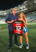 Shakira visita Maracanã antes de show gratuito em Copacabana no Rio