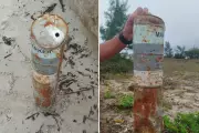 Sinalizador militar MK-58 é encontrado em praia de Ilha Comprida, SP