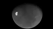 Sonda Psyche da NASA usa gravidade de Marte e registra polo sul do planeta