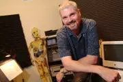 Tom Kane, dublador de Yoda e Professor Utônio, morre aos 64 anos
