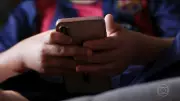Uso diário de celulares por crianças de 5 anos prejudica aprendizado, aponta OCDE