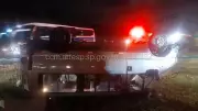 Van com 14 passageiros capota na Rodovia dos Bandeirantes em Jundiaí