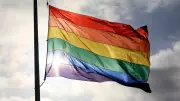 Vaticano ouve fiéis LGBTQIA+ e critica 'cura gay' em documento histórico
