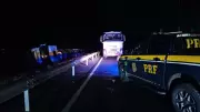 Vazamento de gasolina após tombamento de caminhão bloqueia BR-386