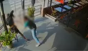 Vídeo mostra criminoso tentando assaltar bar e dois baleados em Campinas