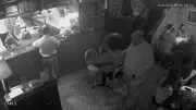 Vídeo mostra Ed Motta jogando cadeira em confusão em restaurante no Rio