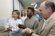 Vídeo raro mostra Pelé ensinando a lavar as mãos em campanha de hospital de Curitiba