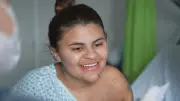 Vítima de feminicídio reimplanta mãos e fala sobre esperança