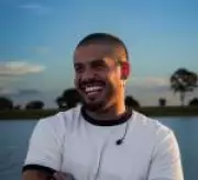 Zé Felipe segue Alanis Guillen após pedido inusitado da babá dos filhos