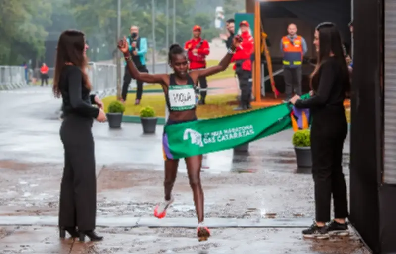 17ª Meia Maratona das Cataratas reúne 5 mil corredores em Foz do Iguaçu