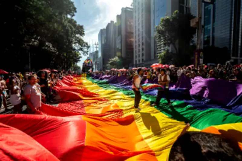 30ª Parada do Orgulho LGBT+ de SP reúne multidão em defesa de direitos