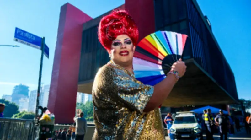 30ª Parada do Orgulho LGBT+ de SP reúne multidão na Avenida Paulista