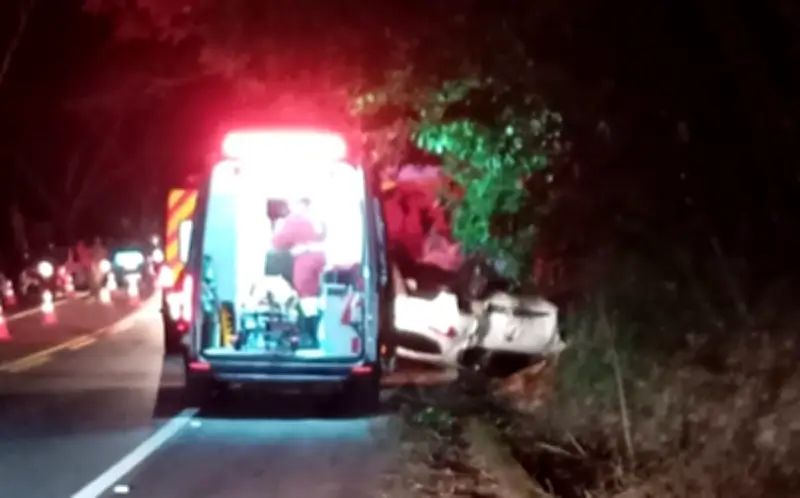 Acidente com capotamento em Paraty deixa mulher ferida