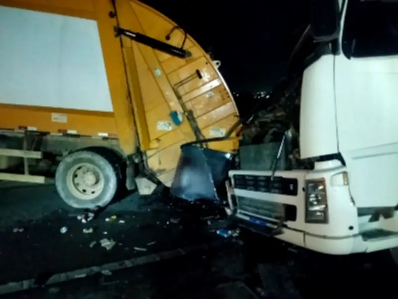 Acidente com carreta, caminhão e carro deixa ferido em Votorantim