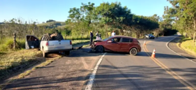 Acidente com colisão frontal fere duas pessoas em Cesário Lange (SP)
