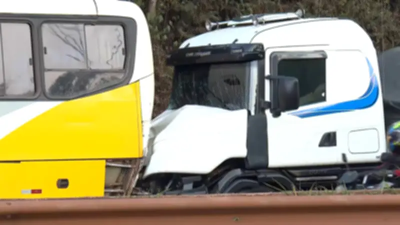 Acidente com ônibus, carreta e caminhão causa 15 km de congestionamento na BR-040