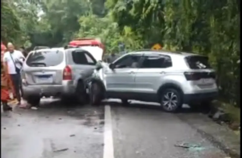 Acidente com quatro veículos deixa dois feridos na Rio-Santos