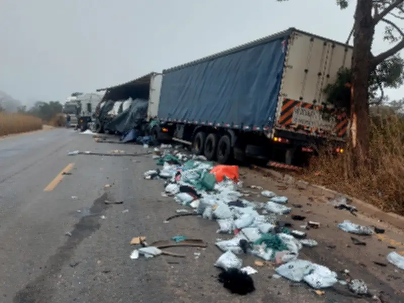 Acidente com três carretas na BR-251 deixa um morto e um ferido em Francisco Sá