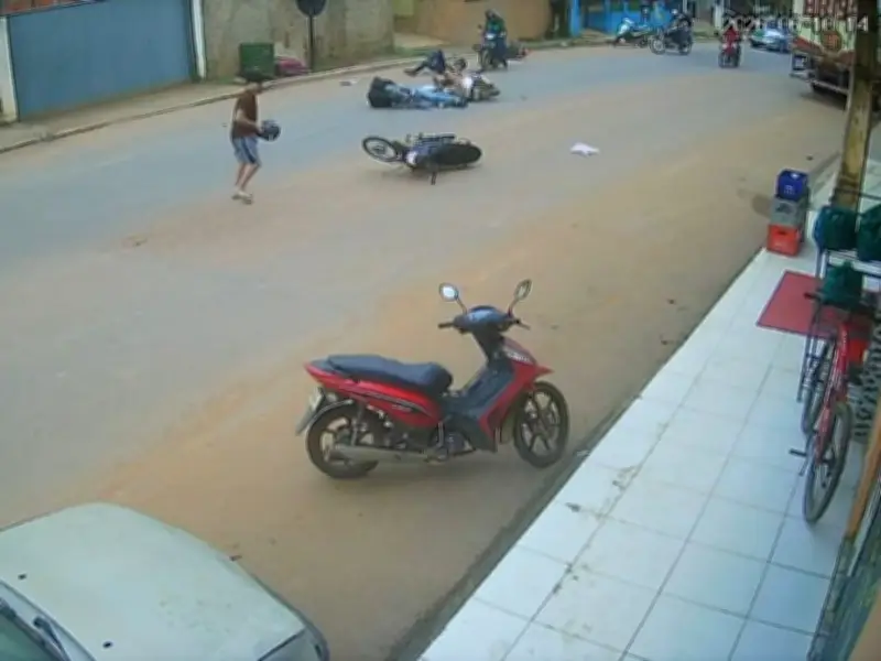 Acidente com três motos deixa feridos no interior do Acre