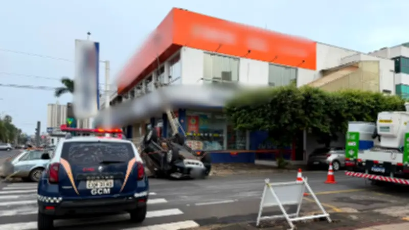 Acidente derruba poste e apaga semáforos na Avenida Bady Bassitt em Rio Preto