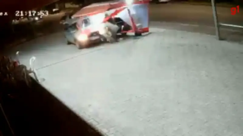 Acidente em Curitiba: carro atinge carrinho de cachorro-quente e fere 5 pessoas