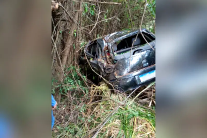 Acidente em Regente Feijó deixa duas feridas após carro cair em ribanceira