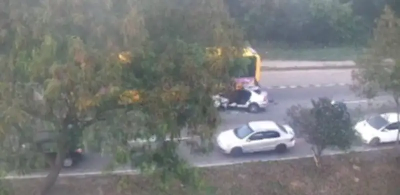 Acidente entre carro de aplicativo e ônibus na Av. Brasil deixa dois mortos
